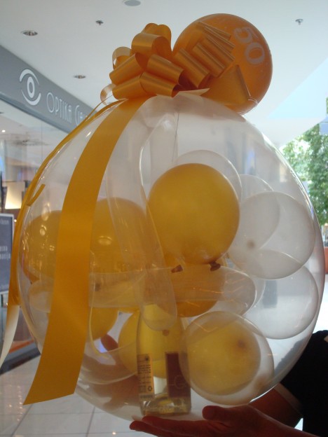 Penina z zlatimi delci v balonu 